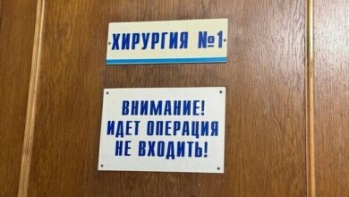 Американская Бэтгёрл снимает маску, символизируя успех петербургских хирургов в операции на маленькой Луне