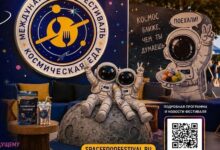 Изображение космических брускетт, плавающих в невесомости, перед столом, накрытым для гурманов в Калуге.