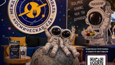 Изображение космических брускетт, плавающих в невесомости, перед столом, накрытым для гурманов в Калуге.