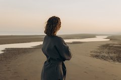 Мужчина и женщина участвуют в марафоне, улыбаются и поддерживают друг друга.
