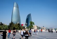 Новичок за границей, наслаждающийся местной кухней