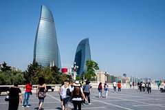 Новичок за границей, наслаждающийся местной кухней