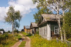 Сцена с заливными лугами и крафтовыми сыроварнями на фоне асфальтовых джунглей