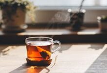 Чашка с любимым утренним напитком, символизирующая спокойствие и расслабление