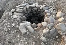 Изображение колодца желаний, богини Уни и двух античных скелетов в шкафу