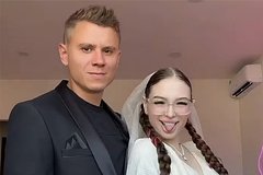 Мятная Лилу в свадебном наряде с Иваном на фоне природы