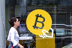 Изображение, иллюстрирующее легализацию биткоина и его внедрение в финансовую систему.