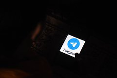 Логотип Telegram на экране яблочного устройства