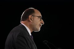 Французский президент Шарль де Голль на фоне Кремля в Москве.