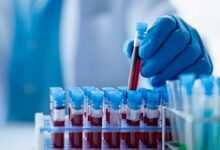 Иллюстрация молекул, танцующих на руинах раковых клеток