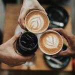 Чашка утреннего эспрессо на столе с утренним светом