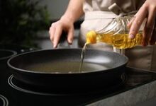 Изображение подсолнечного масла с подсолнечными цветами на фоне