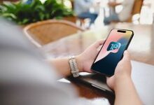 Надкушенное яблоко на фоне зеленого робота