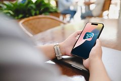 Надкушенное яблоко на фоне зеленого робота