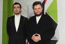 Иллюстрация двух романтиков, общающихся по телефону, с элементами хулиганства и искусства.