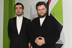 Иллюстрация двух романтиков, общающихся по телефону, с элементами хулиганства и искусства.