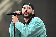 L'One на фоне улиц Парижа, символизирующих идеальный город
