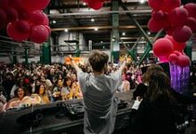 Картинка, изображающая культурные события на Васильевском острове: выступление FEDUK, книжный рейв и дачные танцы у залива.