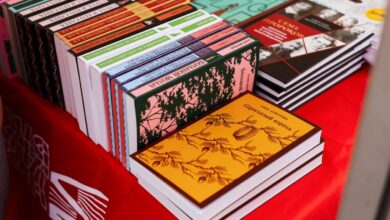 Изображение Шуфутинского в стиле комиксов на фоне книжных гор.