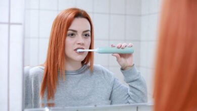 Женщина в ванной, погруженная в мыльную операцию с яркой улыбкой