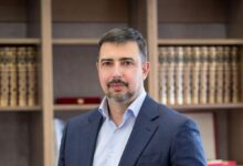 Волшебный пейзаж Красноярского края с научными лабораториями и туристами