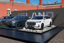 Мощный Jeland J8 на фоне городских пейзажей Санкт-Петербурга