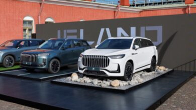 Мощный Jeland J8 на фоне городских пейзажей Санкт-Петербурга
