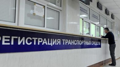 Современные автомобили на фоне яркого пейзажа