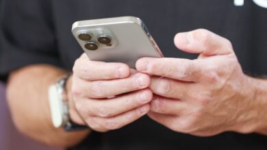 Туристы, пользующиеся безлимитным интернетом на отдыхе