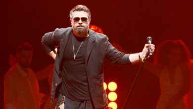Алексей Чумаков с серьезным выражением лица