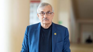 Профессор Гроховский с метеоритом, покорившим международное Метеоритное общество