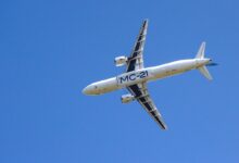 Самолеты МС-21 в небе, символизирующие новые технологии и надежды на будущее авиаперевозок.