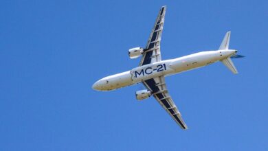 Самолеты МС-21 в небе, символизирующие новые технологии и надежды на будущее авиаперевозок.