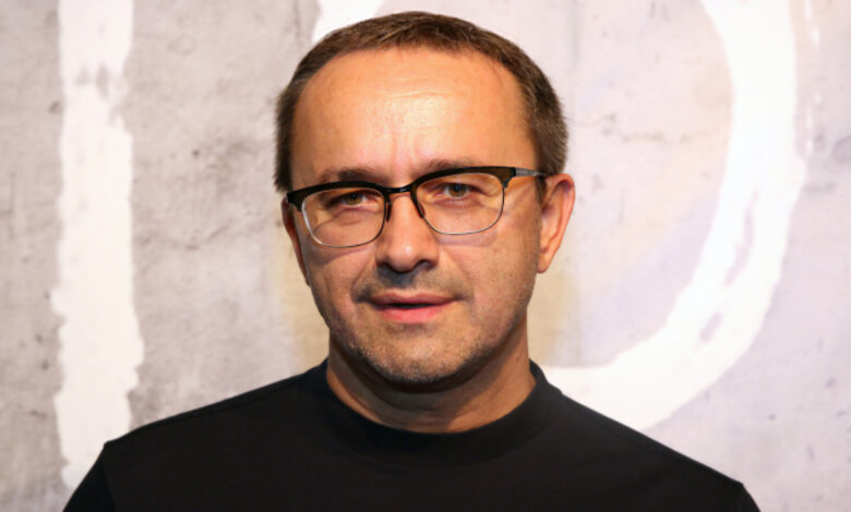 Изображение Звягинцева с его статуэткой «Минотавр» на фоне Голливуда
