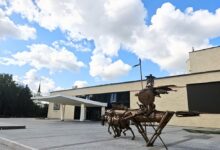 Сцена из спектакля Омского ТЮЗ с синим бархатом и наградой Золотая маска