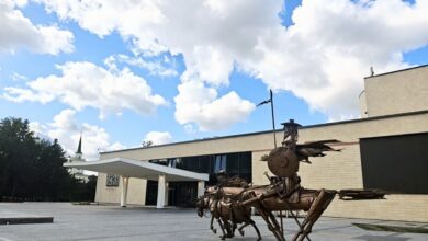 Сцена из спектакля Омского ТЮЗ с синим бархатом и наградой Золотая маска