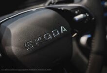 Электрокроссовер Skoda Epiq на фоне городской парковки