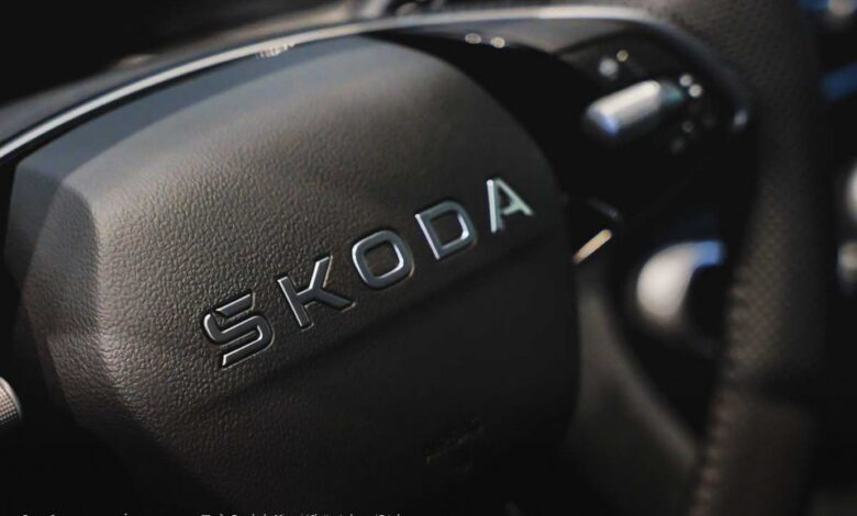 Электрокроссовер Skoda Epiq на фоне городской парковки