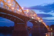 Исторический мост, украшенный скатертью, с людьми, наслаждающимися пикником