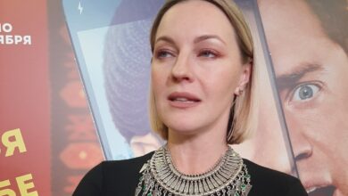 Яна Крайнова в свадебном платье на фоне океана с мистером Икс